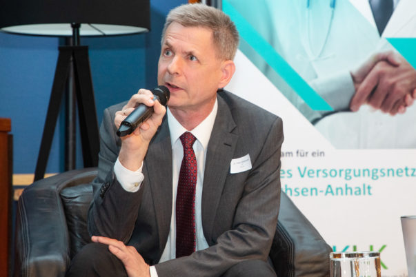 Dr. Peter Redemann begleitet seit der Gründung des Verbandes der kommunalen und landeseigenen Kreankenhäuser Sachsen-Anhaltes e.v. (VKLK) die Position des Vorstandes.