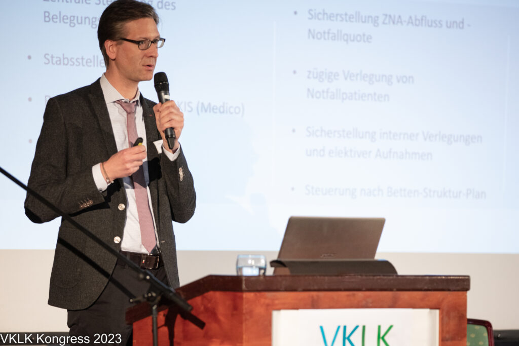 Dr. Knut Borrmann, Leiter der Stabsstelle Projektmanagement im Klinikum Magdeburg berichtet über die Neugestaltung eines zentralen Belegungsmanagements im Klinikum und die messbaren Ergebnisse