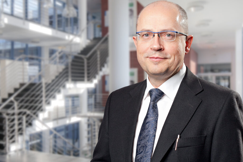 Dr. André Dyrna ist seit dem 30.06.2023 Mitglied im Vorstand des Verbandes der kommunalen und landeseigenen Krankenhäuser Sachsen-Anhalts e.V. (VKLK) und setzt sich für ein starkes Gesundheitswesen im Land ein. 