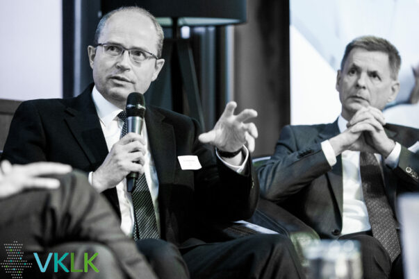 _W8Y0918 Dr. André Dyrna verstärkt den Vorstand des Verbandes der kommunalen und landeseigenen Krankenhäuser Sachsen-Anhalts e.V. seit dem 30.06.2023. Der VKLK heißt Dr. Dyrna herzlich im Vorstand Willkommen. Seit der Gründungsversammlung am 13.03.2015 ist Dr. Dyrna ein hochgeschätztes Mitglied im VKLK.