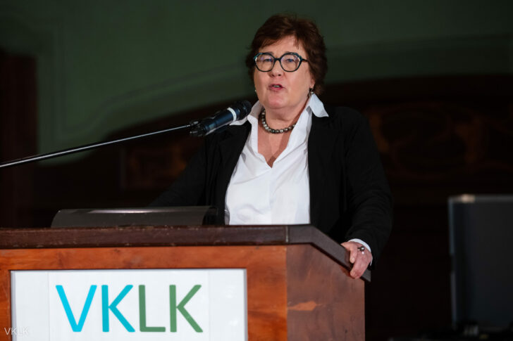 Ministerin Petra Grimm-Benne spricht am 10. April 2024 zum Jahreskongress des VKLK in Magdeburg zu den Themen Krankenhausplanung und Krankenhausfinanzierung